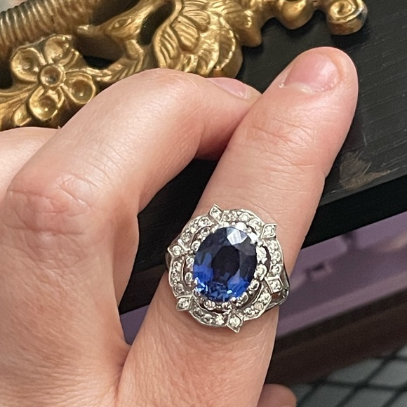 Elegant Blue and Silver Gemstone Ring - Picture 2 of 5